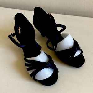 A brand NEW 🖤ballroom shoes size 3!